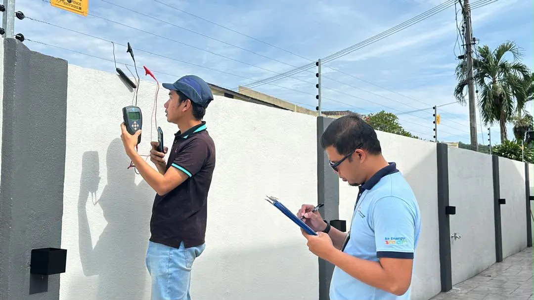 Foto projek sebenar yang menunjukkan pemeriksaan di tapak dan rekod pemeriksaan pada perimeter pagar elektrik yang telah siap.